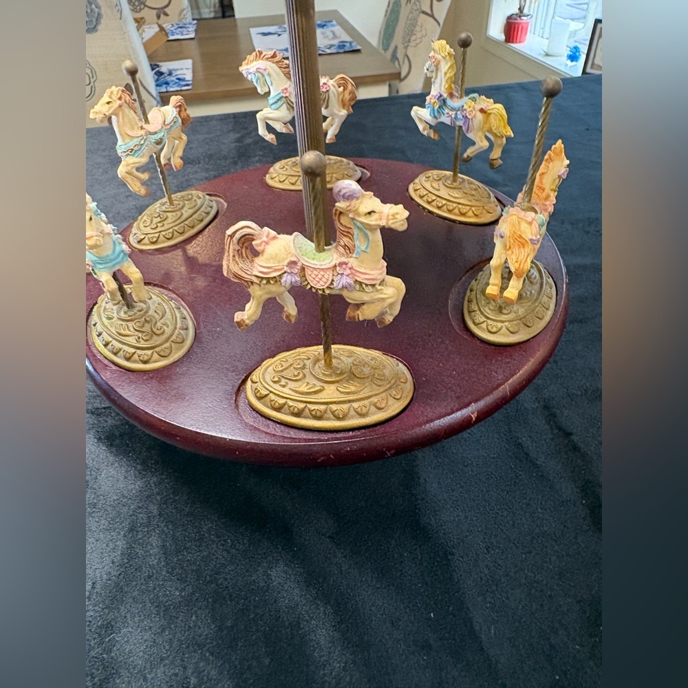 🔥🔥🔥Scarborough Fair Porcelain Carousel With 6 Gold Gilded Horse Figurines - Picture 3 of 13